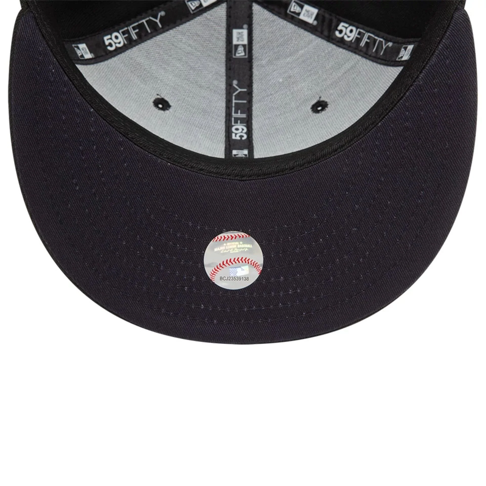 Atlanta Braves MLB Heart Icon Black 59FIFTY Fitted Cap - Image 2