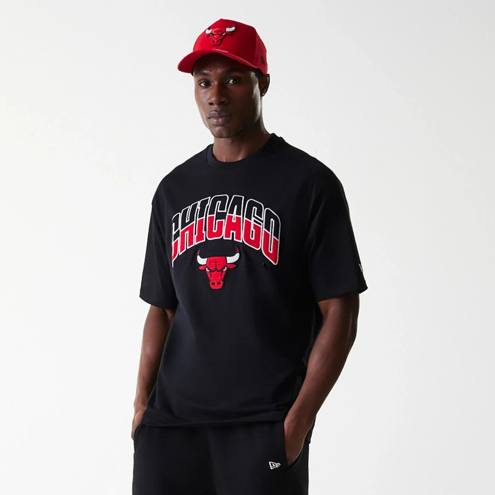 Chicago Bulls NBA Arch Graphic Black Oversized T-Shirt - Image 3