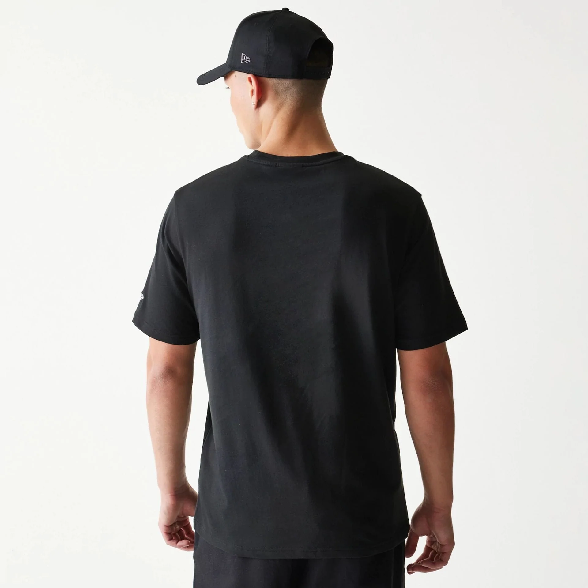 Chicago Bulls NBA Ball Graphic Black T-Shirt - Image 2