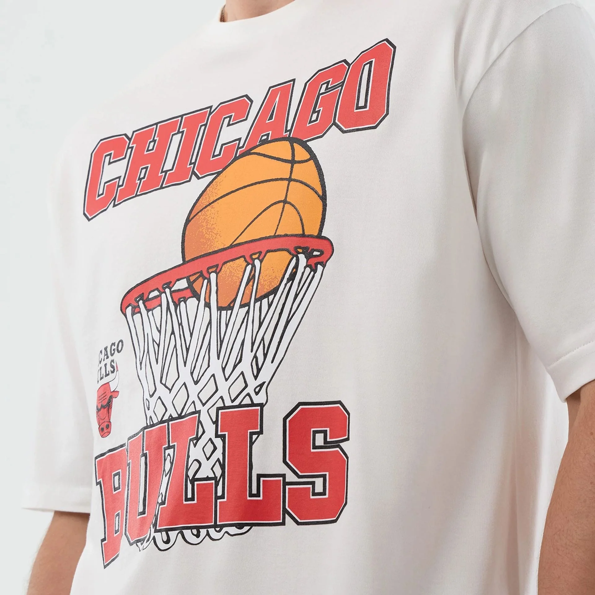 Chicago Bulls NBA Basketball Graphic White Oversized T-Shirt - Image 4