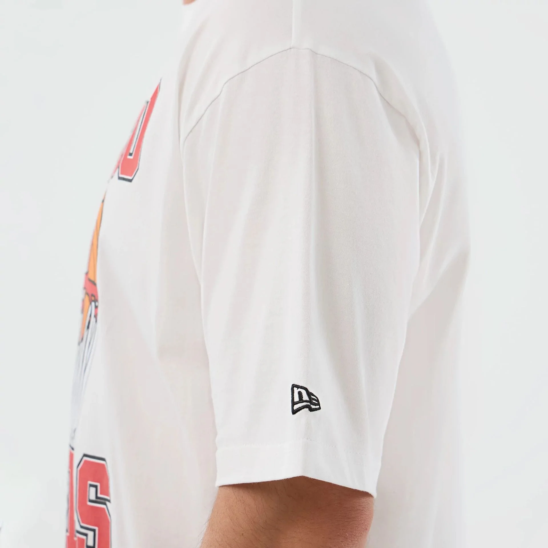 Chicago Bulls NBA Basketball Graphic White Oversized T-Shirt - Image 7