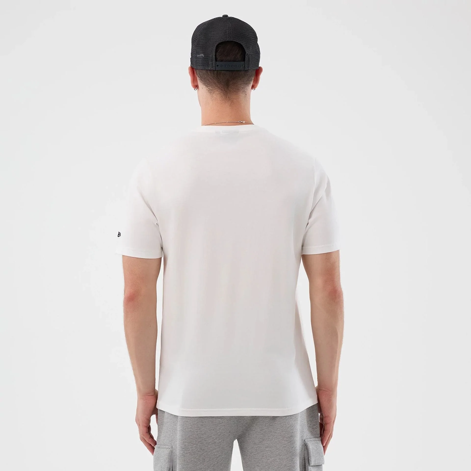 Chicago Bulls NBA Beach Graphic White T-Shirt - Image 2