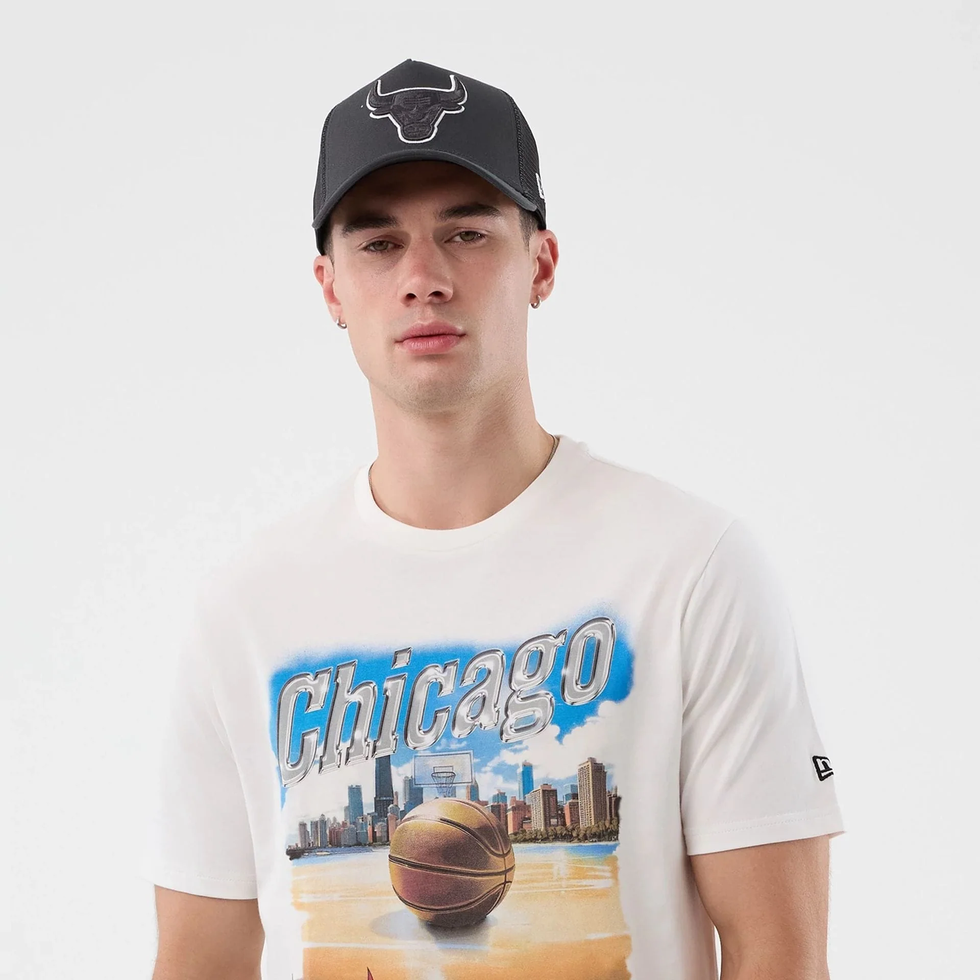 Chicago Bulls NBA Beach Graphic White T-Shirt - Image 5
