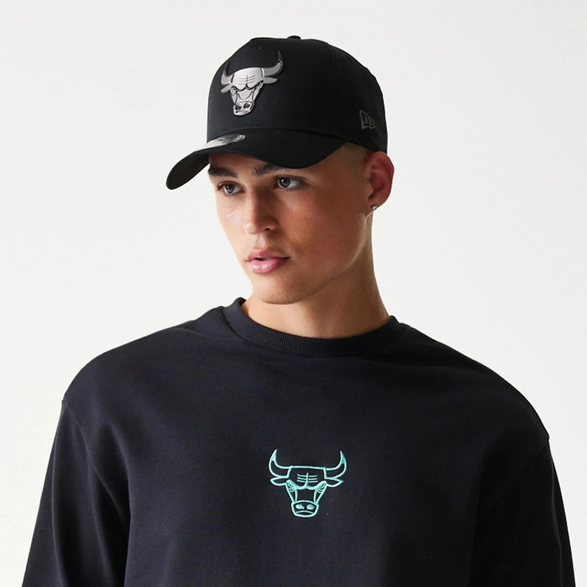 Chicago Bulls NBA Black Oversized Crew Neck Sweater - Image 6