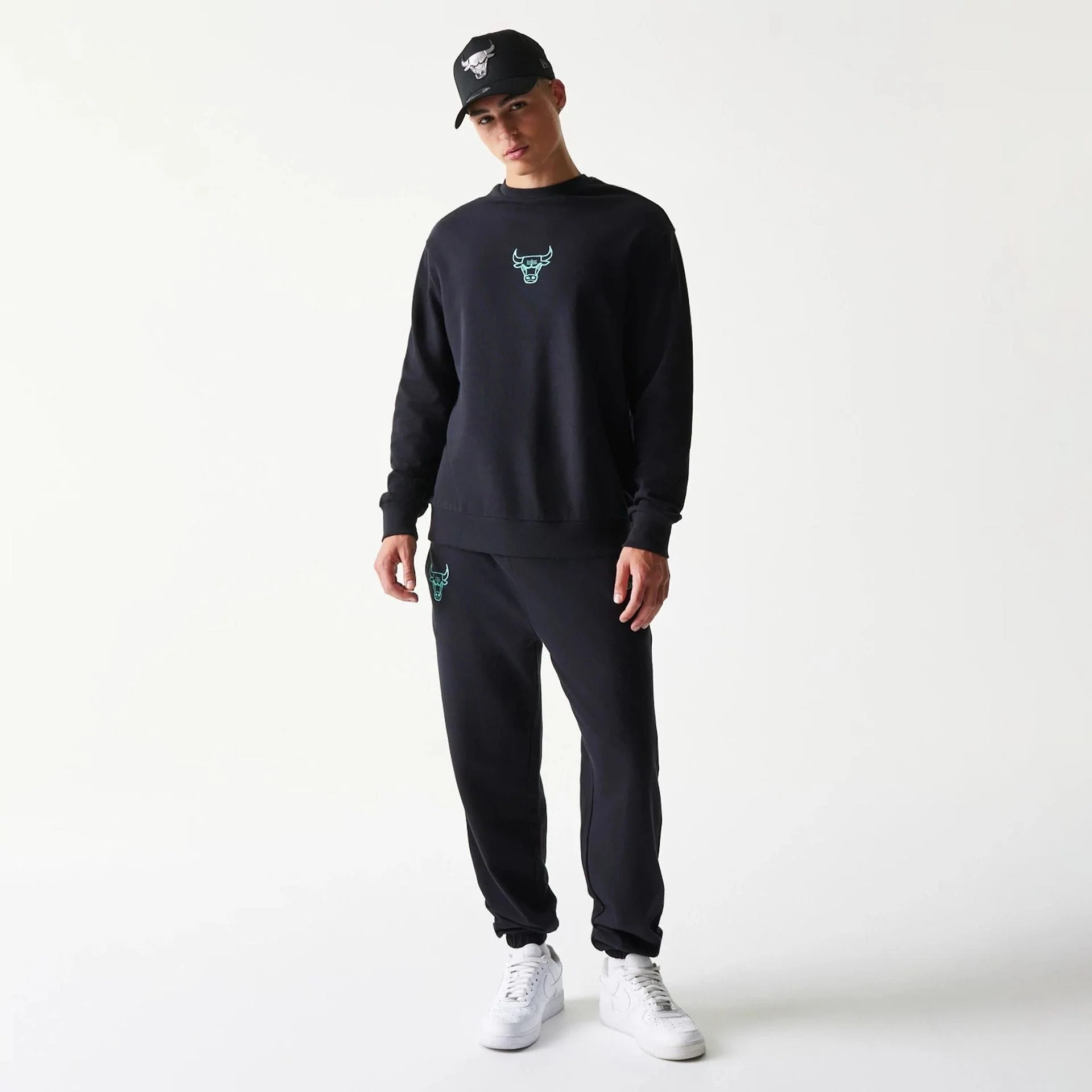 Chicago Bulls NBA Black Oversized Crew Neck Sweater - Image 8