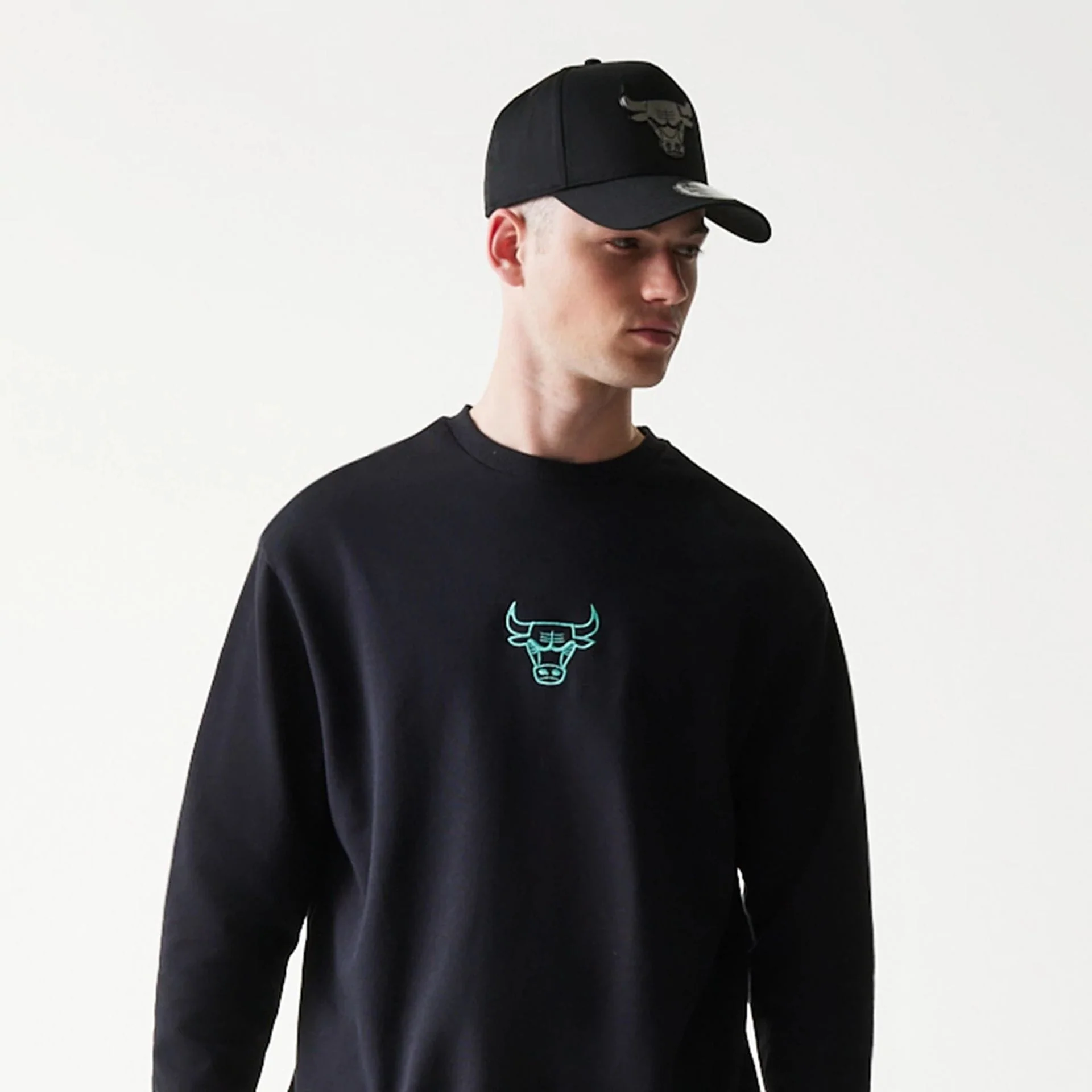 Chicago Bulls NBA Black Oversized Crew Neck Sweater - Image 3