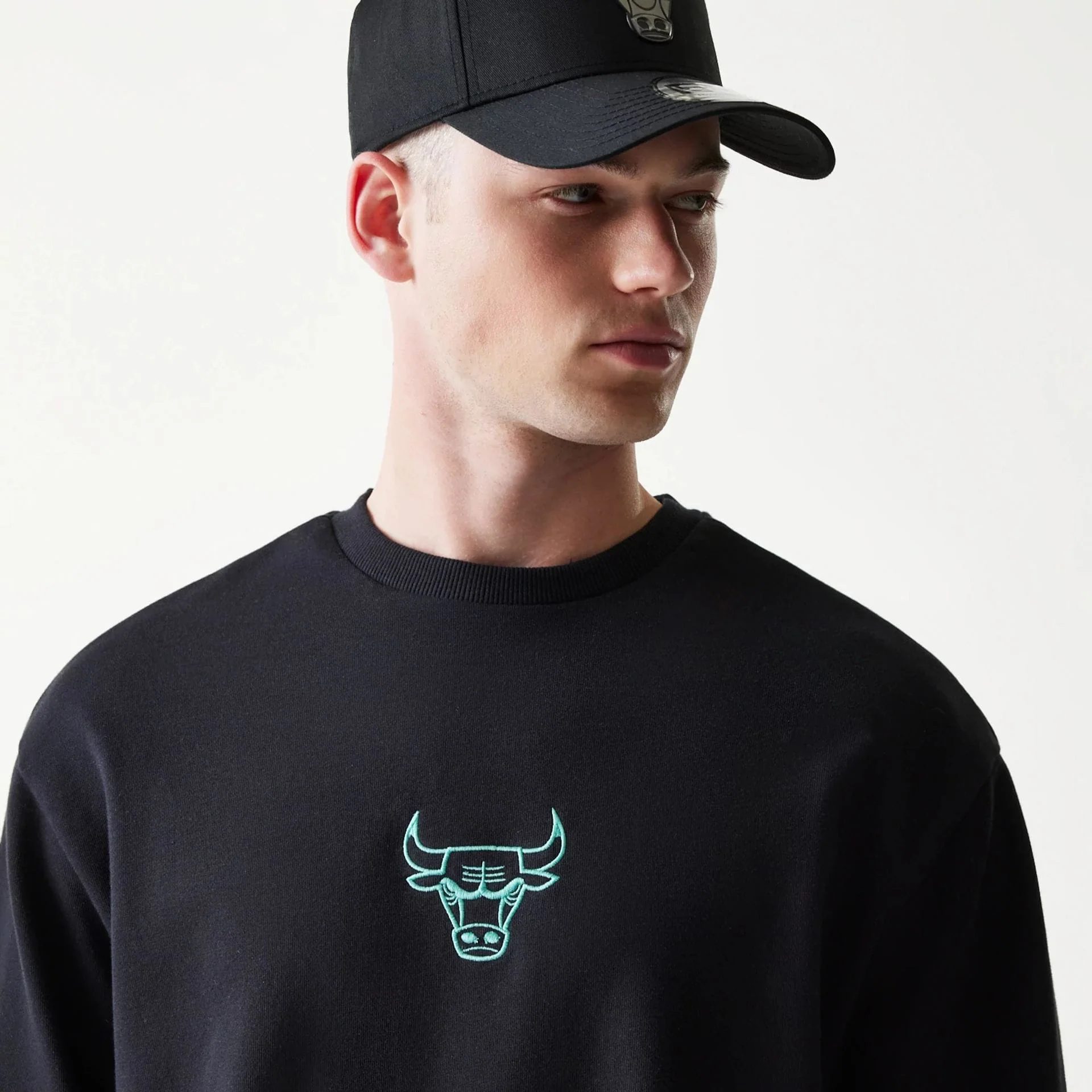 Chicago Bulls NBA Black Oversized Crew Neck Sweater - Image 4