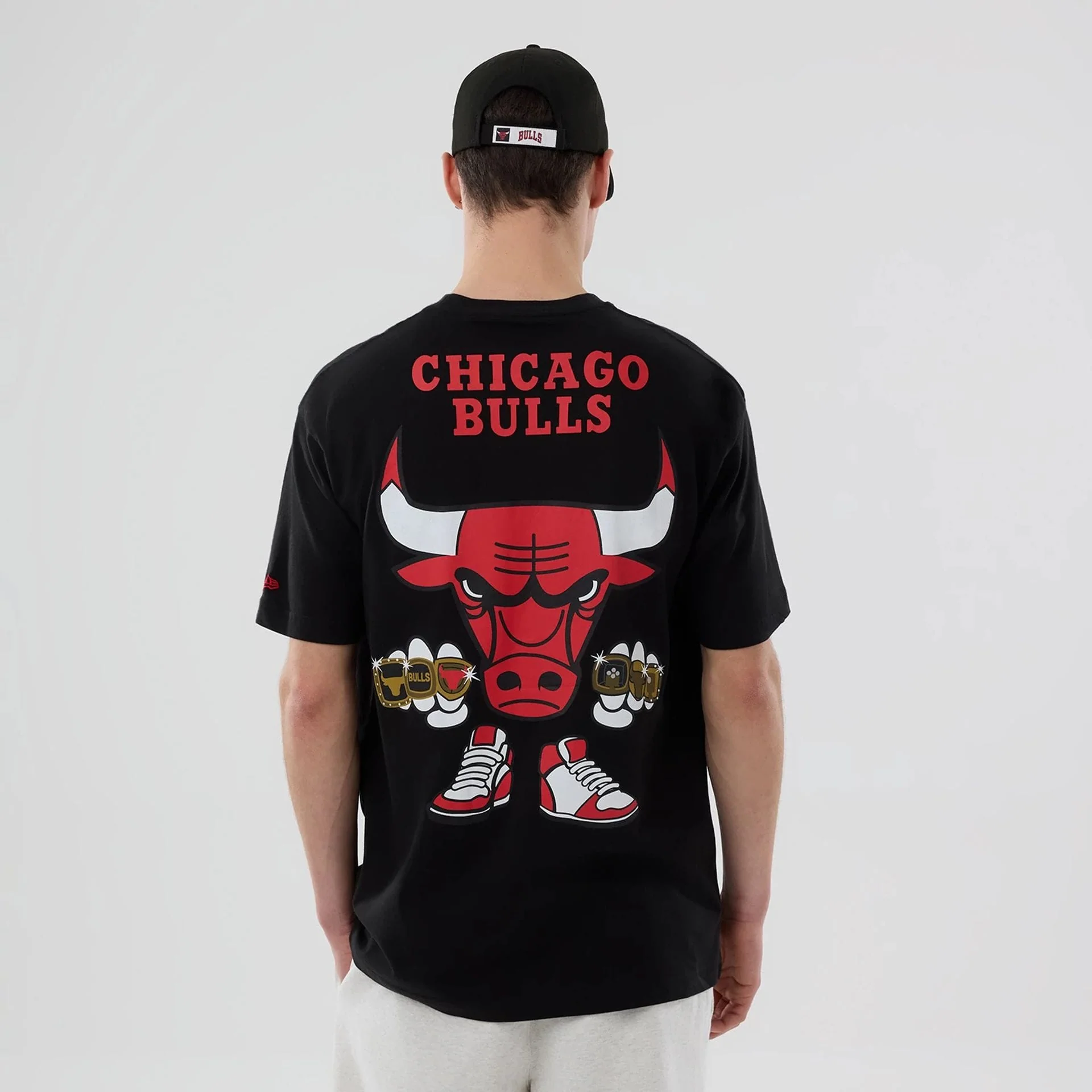 Chicago Bulls NBA Graphic Black T-Shirt - Image 2