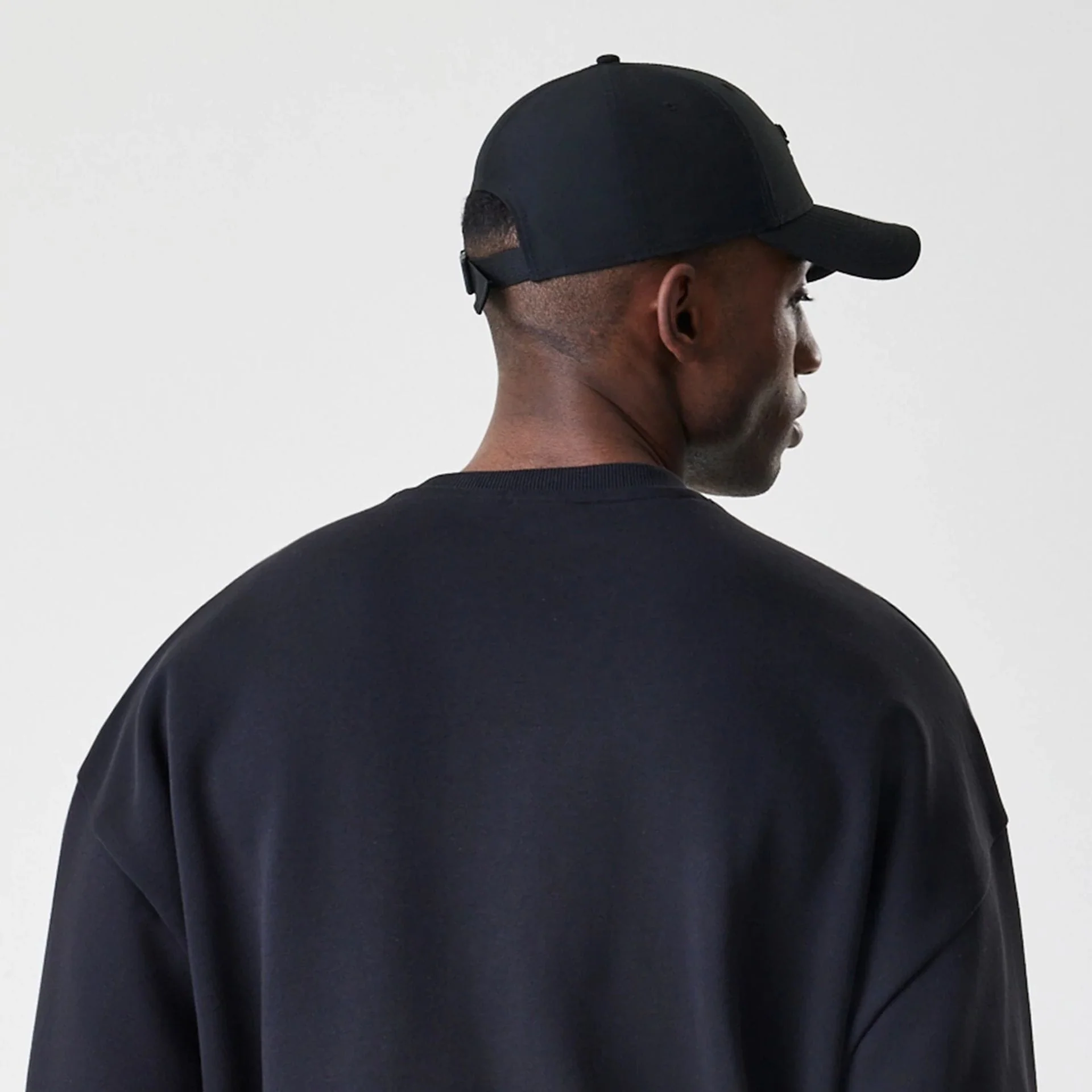 Chicago Bulls NBA Linear Black Crew Neck Sweater - Image 7