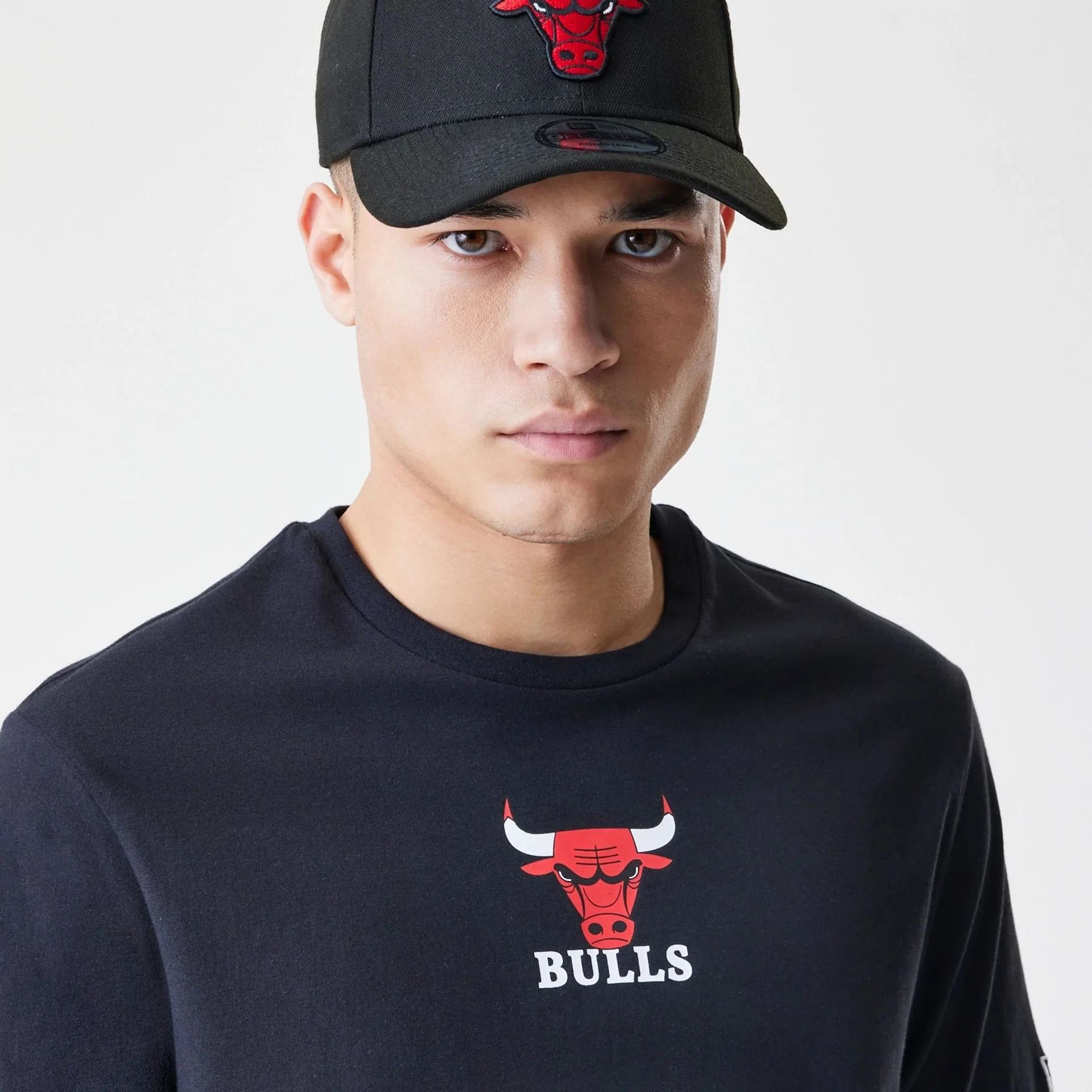 Chicago Bulls NBA Logo Black T-Shirt - Image 4