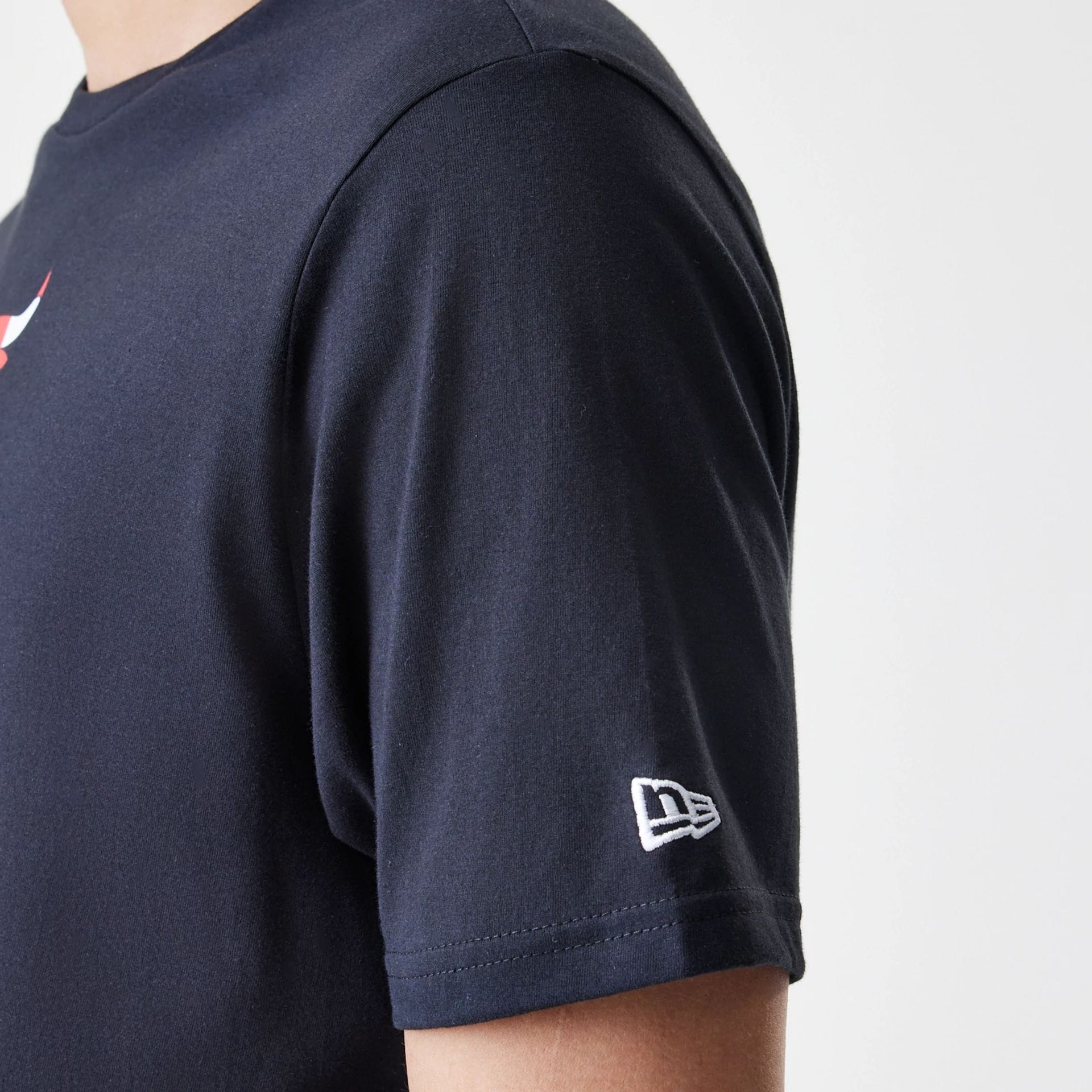Chicago Bulls NBA Logo Black T-Shirt - Image 5