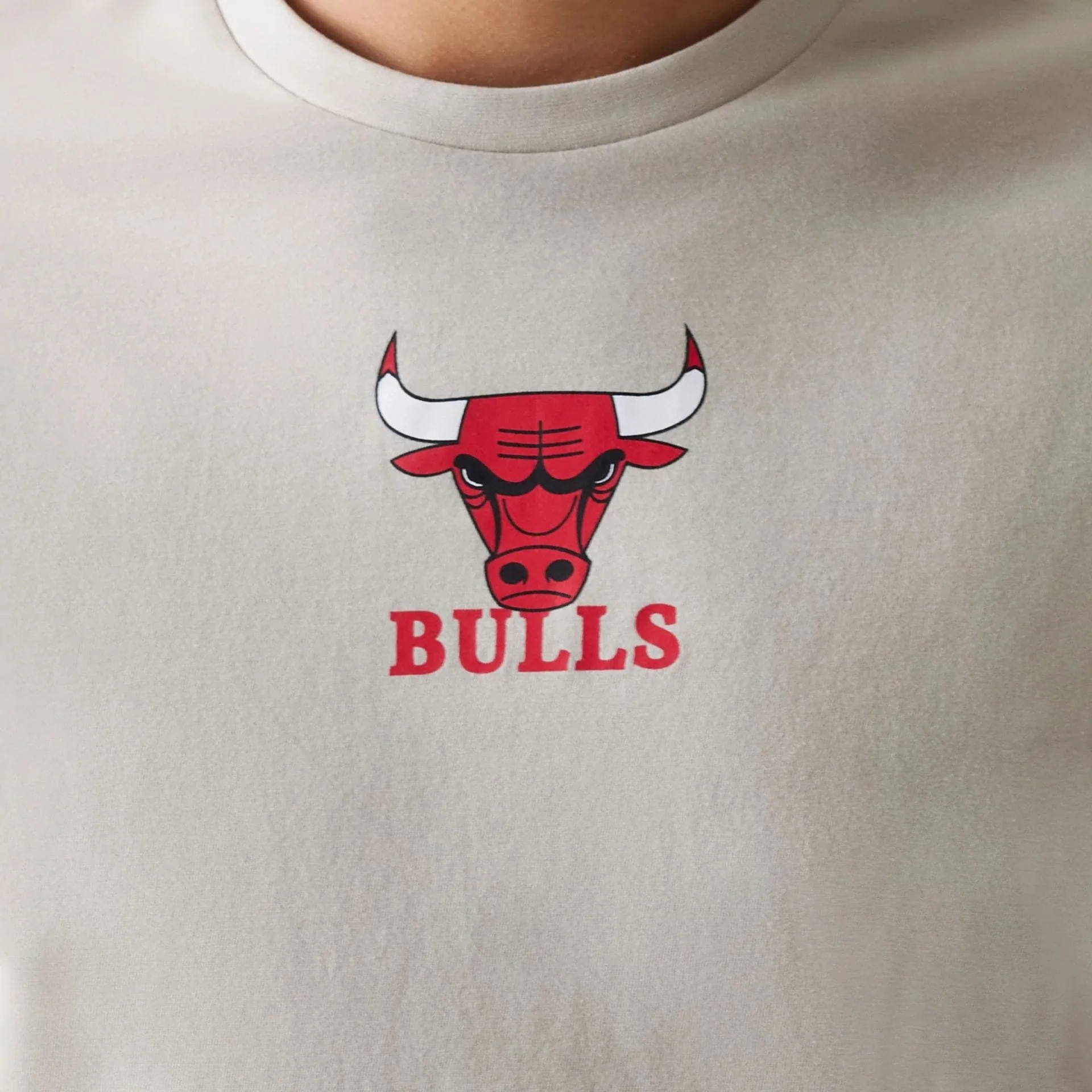 Chicago Bulls NBA Logo Cream T-Shirt - Image 3