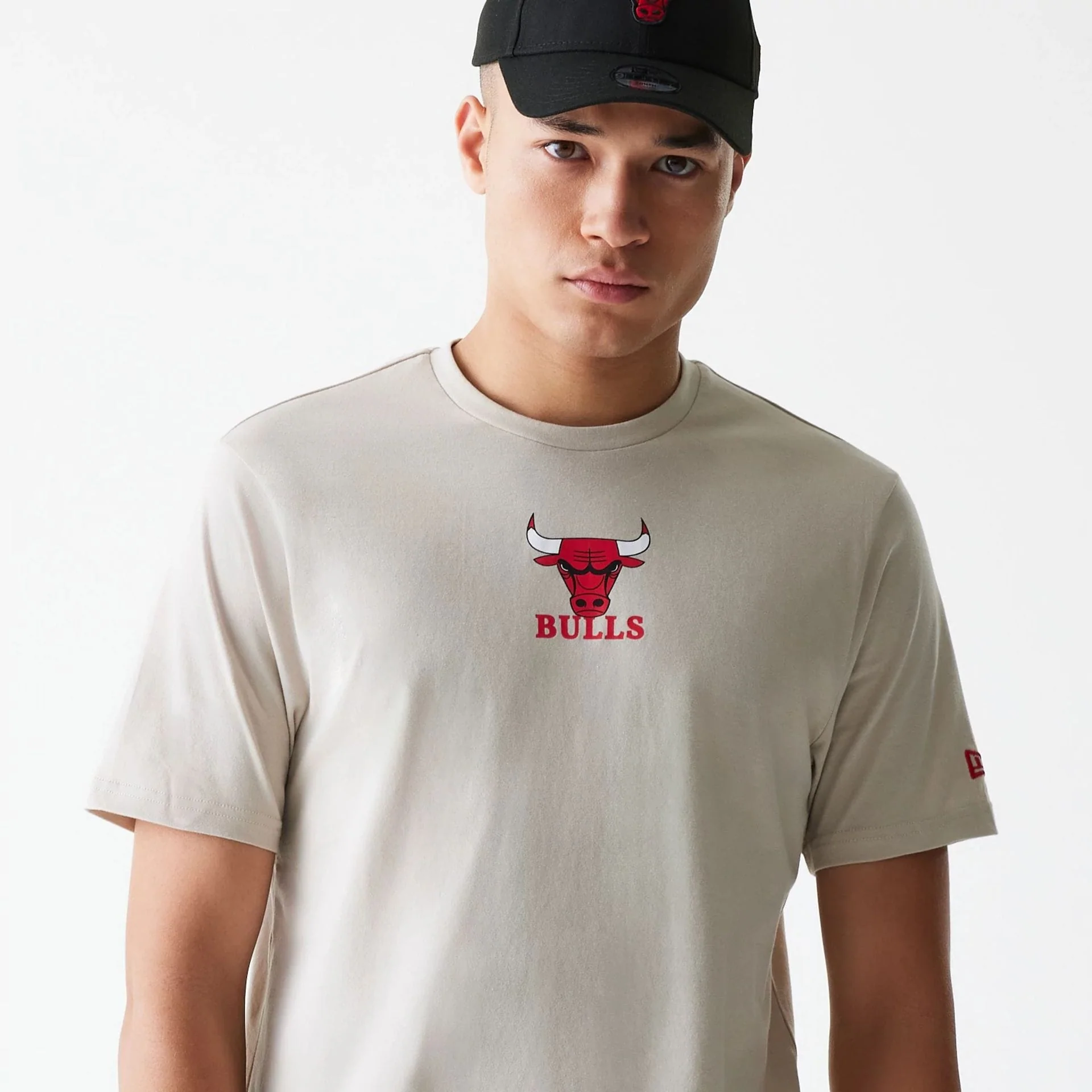 Chicago Bulls NBA Logo Cream T-Shirt - Image 4
