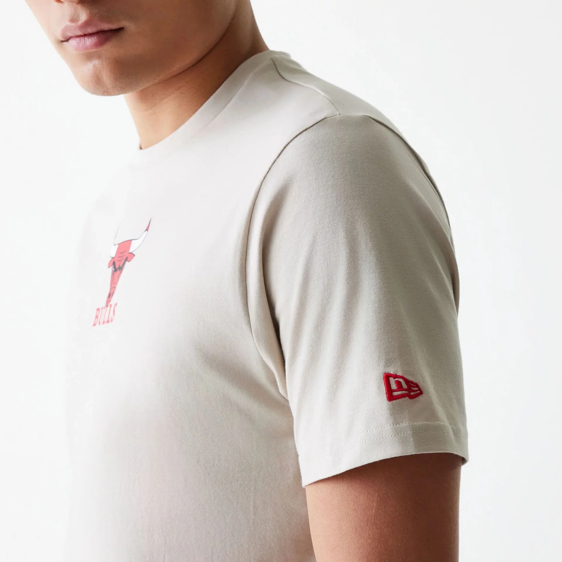 Chicago Bulls NBA Logo Cream T-Shirt - Image 5
