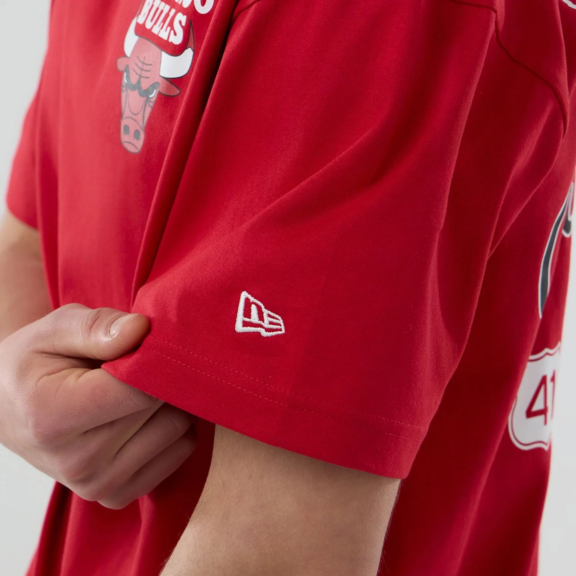Chicago Bulls NBA logo Red T-Shirt - Image 6