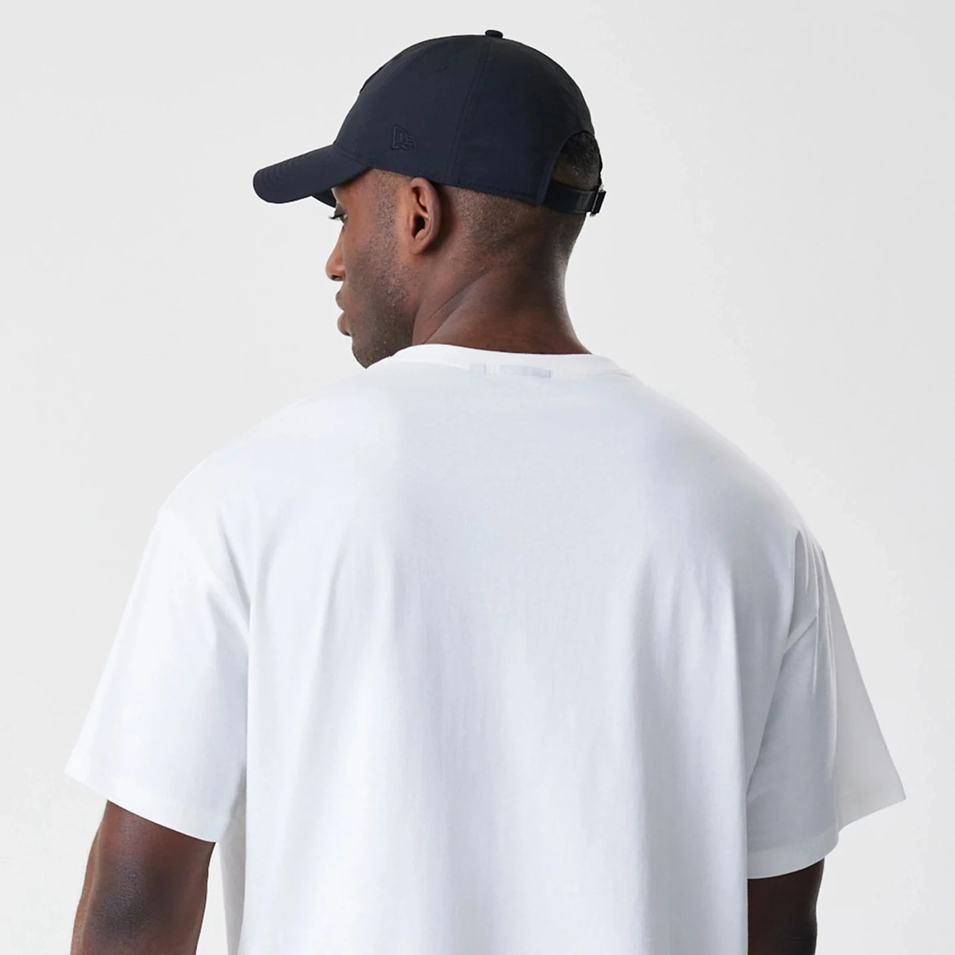 Chicago Bulls NBA Outline Graphic White Oversized T-Shirt - Image 7