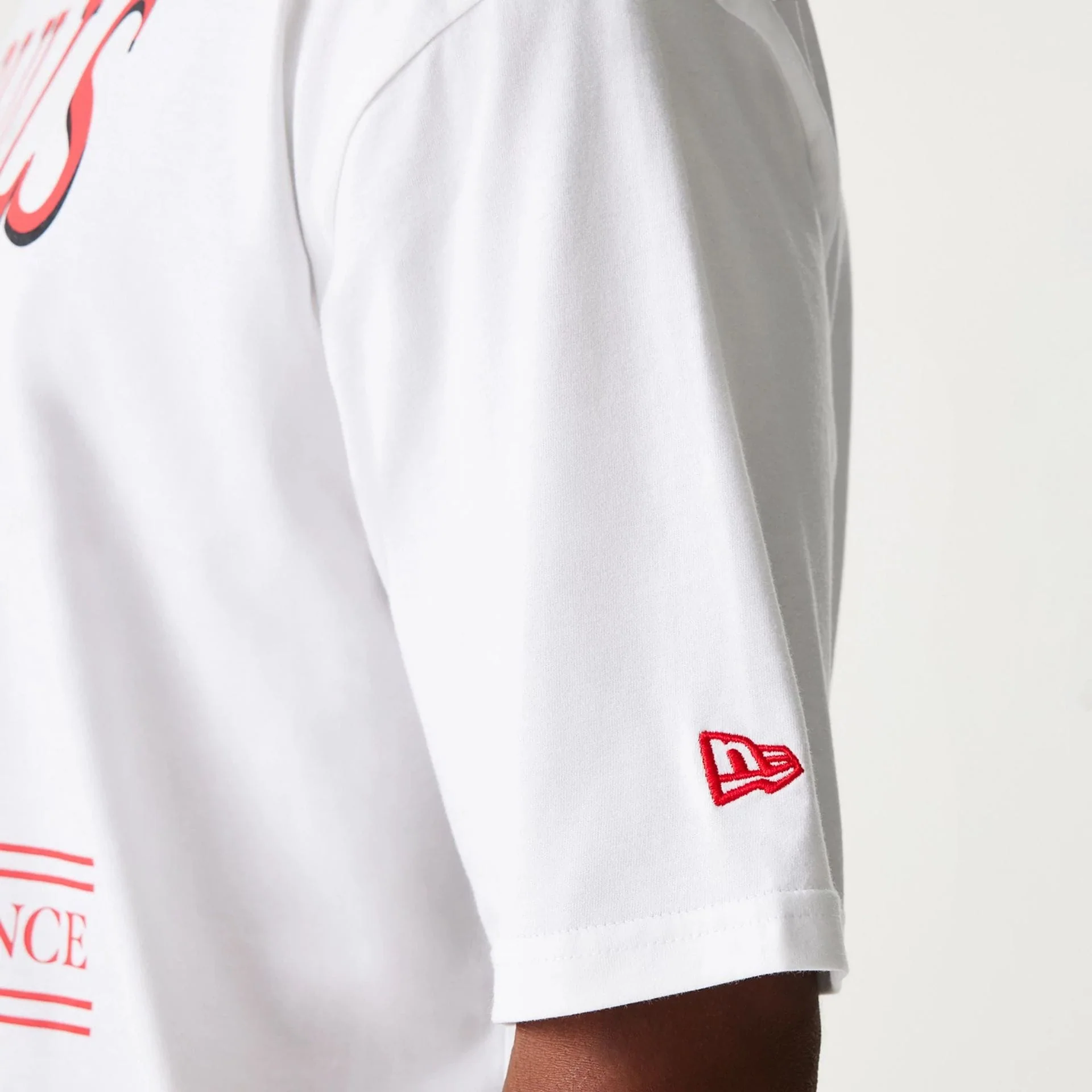 Chicago Bulls NBA Team Graphic White Oversized T-Shirt - Image 6