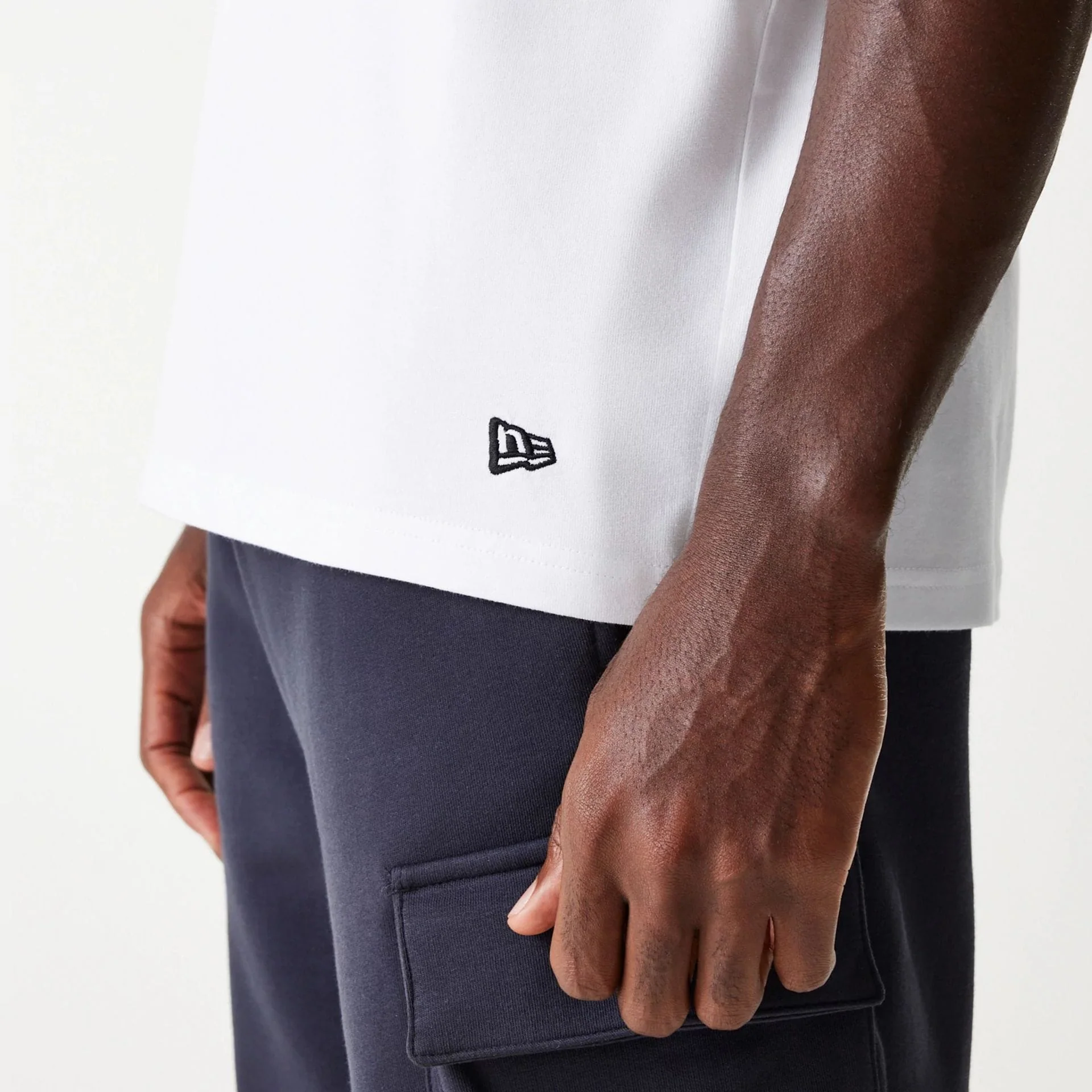 New Era Outdoor Graphic White Sleeveless T-Shirt - Image 4