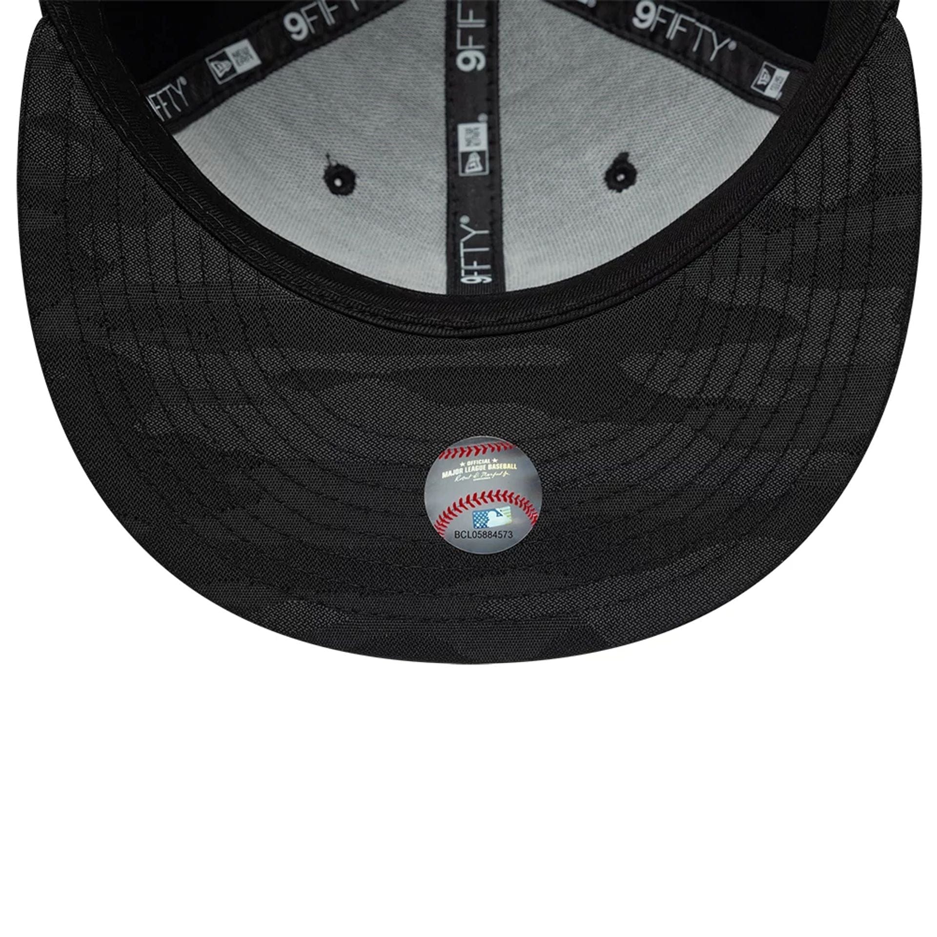 New York Yankees MLB Black On Black 9FIFTY Snapback Cap - Image 7