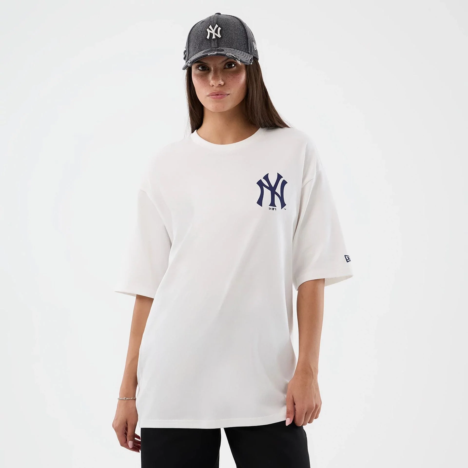 New York Yankees MLB Cap Graphic White Oversized T-Shirt - Image 5