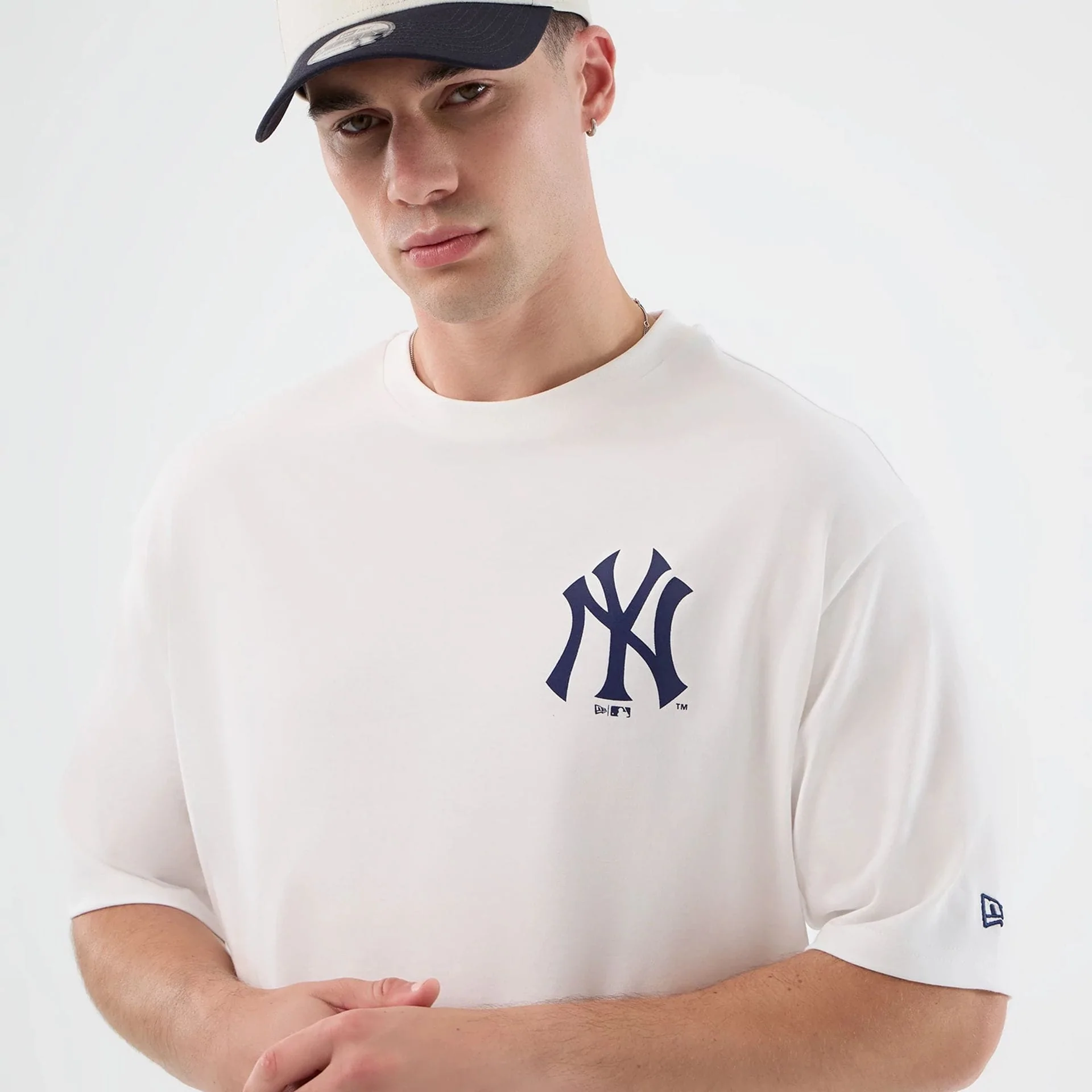 New York Yankees MLB Cap Graphic White Oversized T-Shirt - Image 7