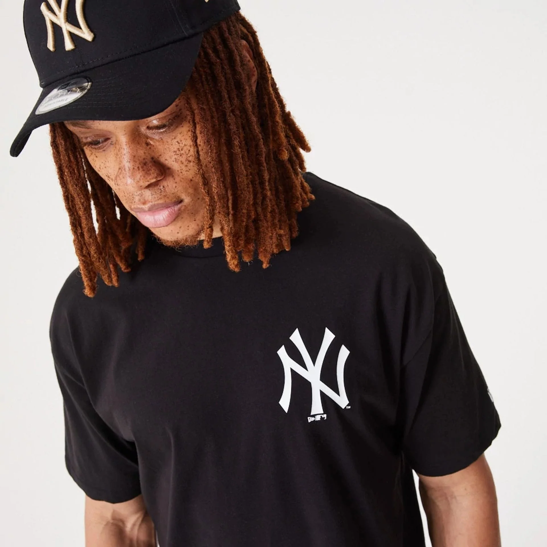 New York Yankees MLB Essential Black Oversized T-Shirt - Image 7