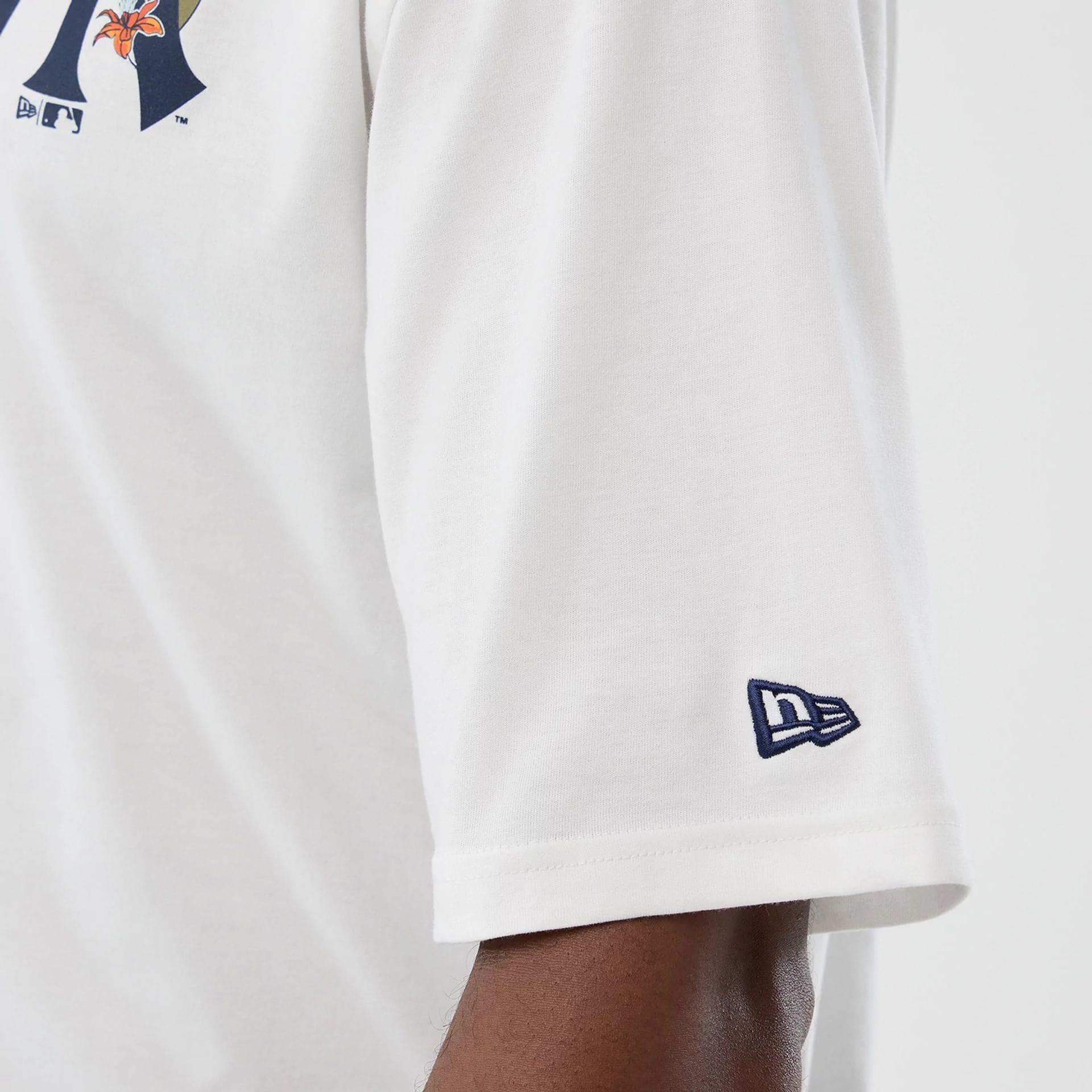 New York Yankees MLB Floral White Oversized T-Shirt - Image 7