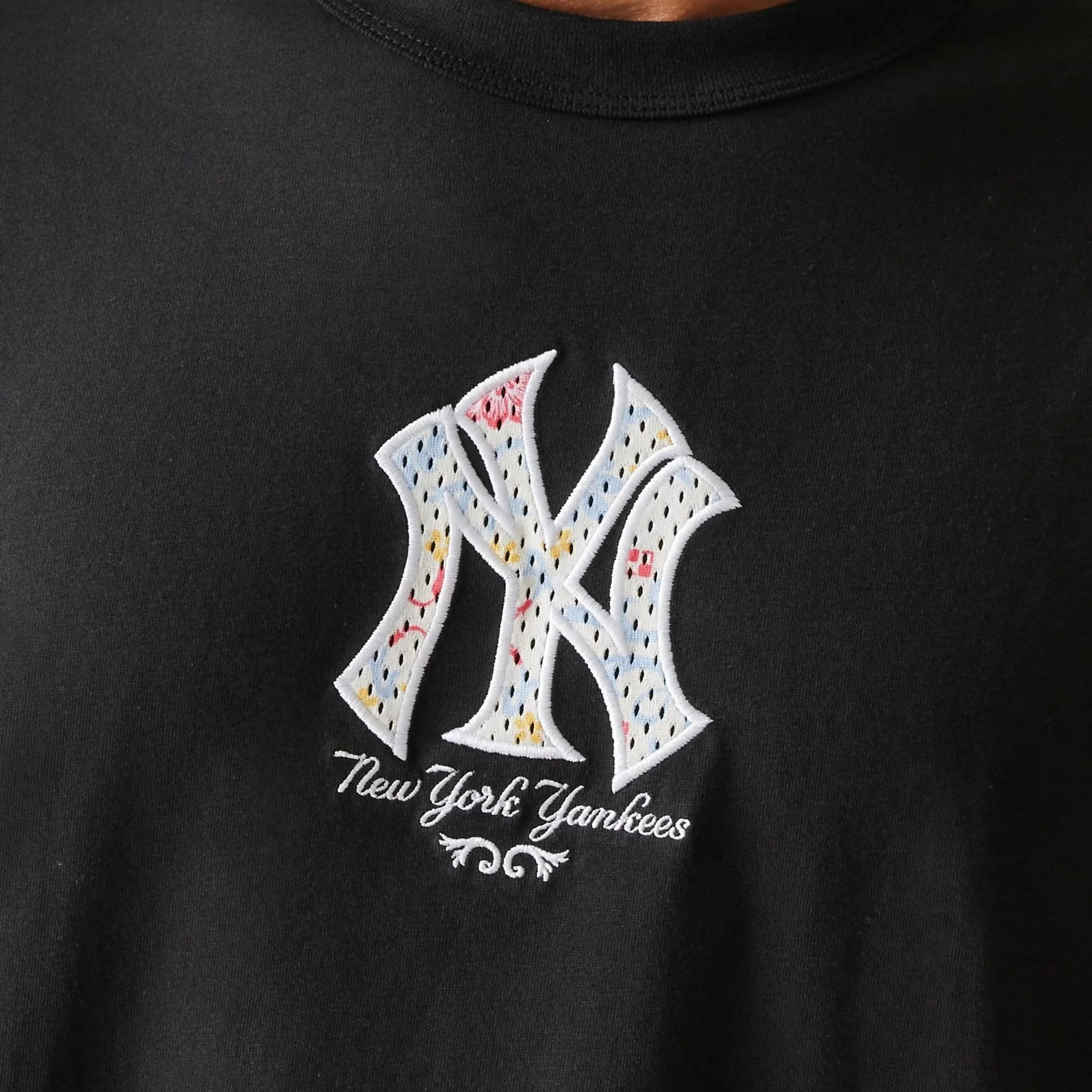 New York Yankees MLB Infill Black Oversized T-Shirt - Image 5