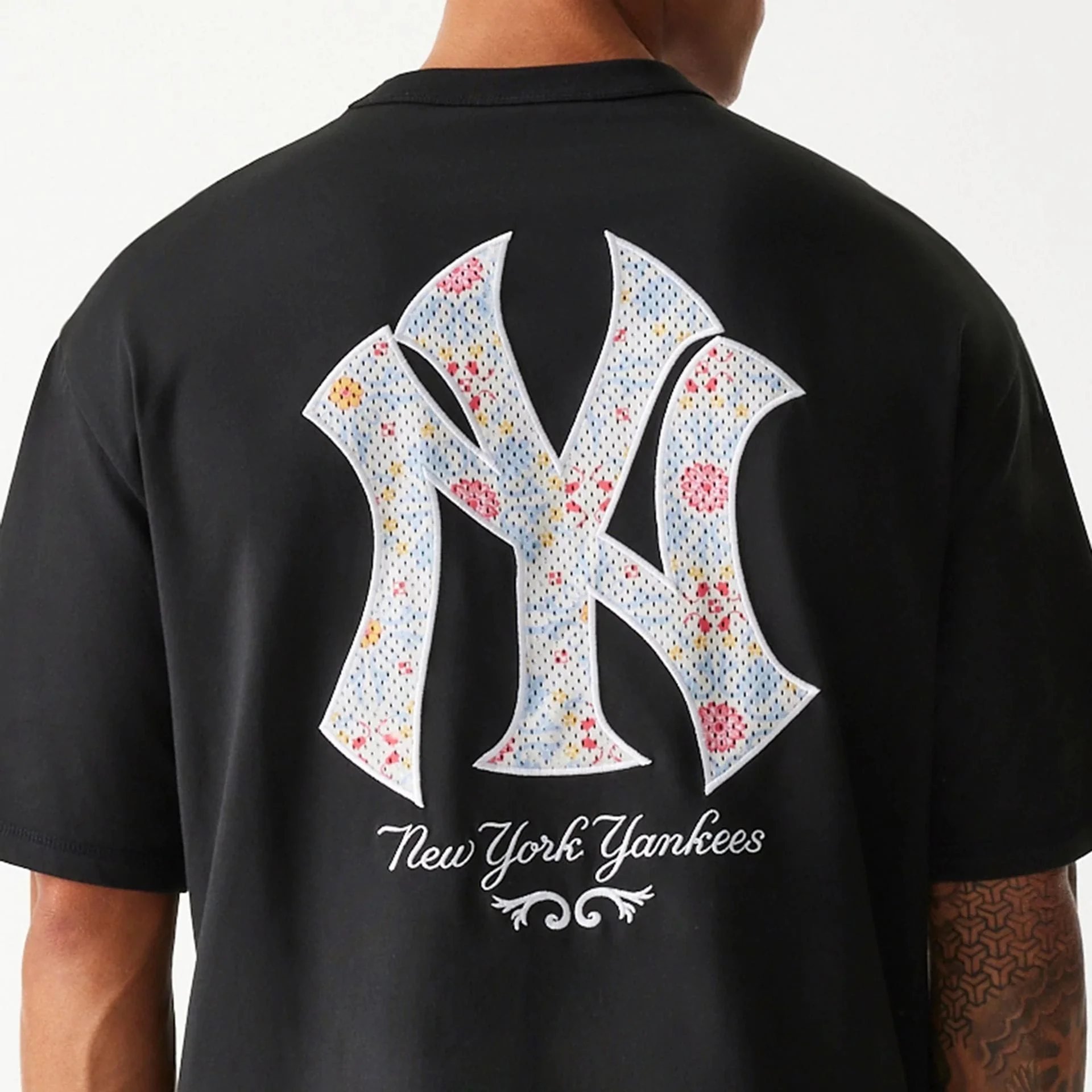 New York Yankees MLB Infill Black Oversized T-Shirt - Image 7