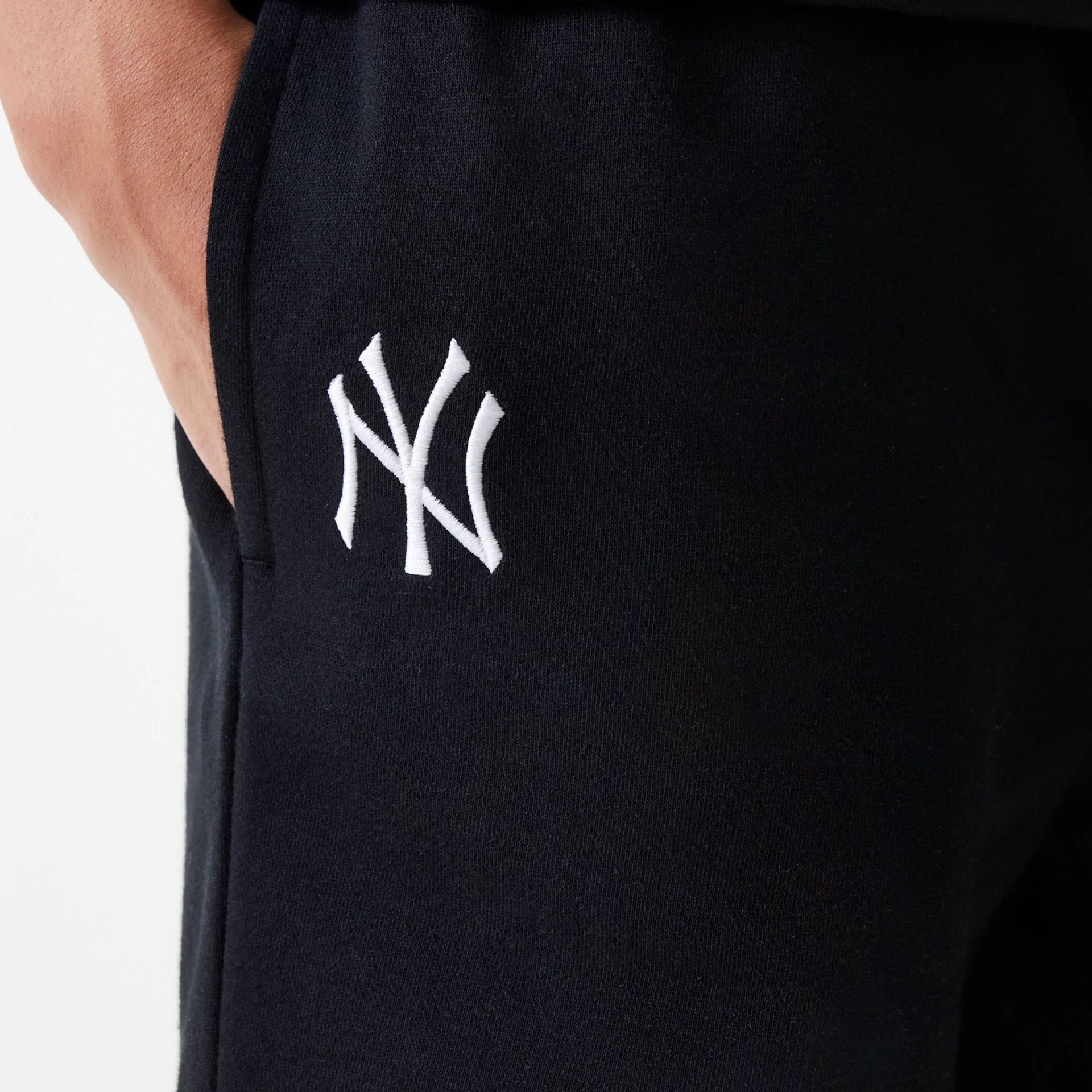 New York Yankees MLB League Essential Midi Black Shorts - Image 4