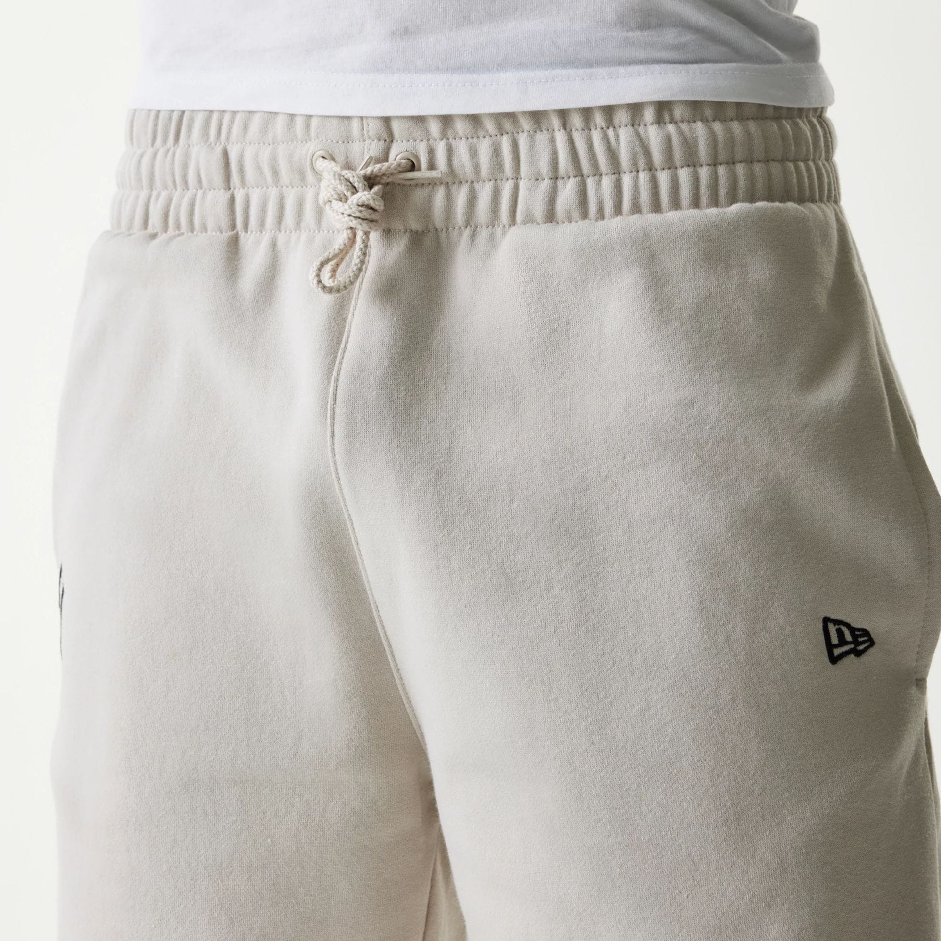 New York Yankees MLB League Essential Midi Cream Shorts - Image 3