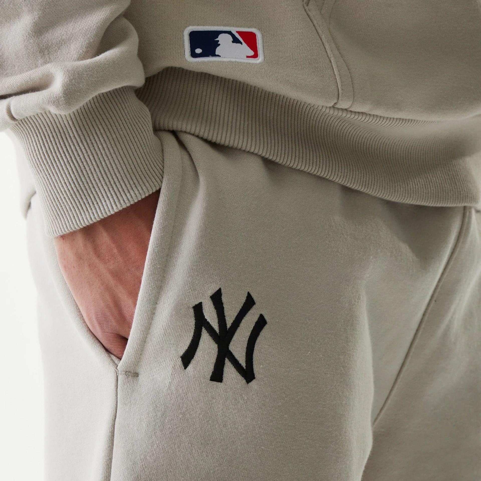New York Yankees MLB League Essential Midi Cream Shorts - Image 6