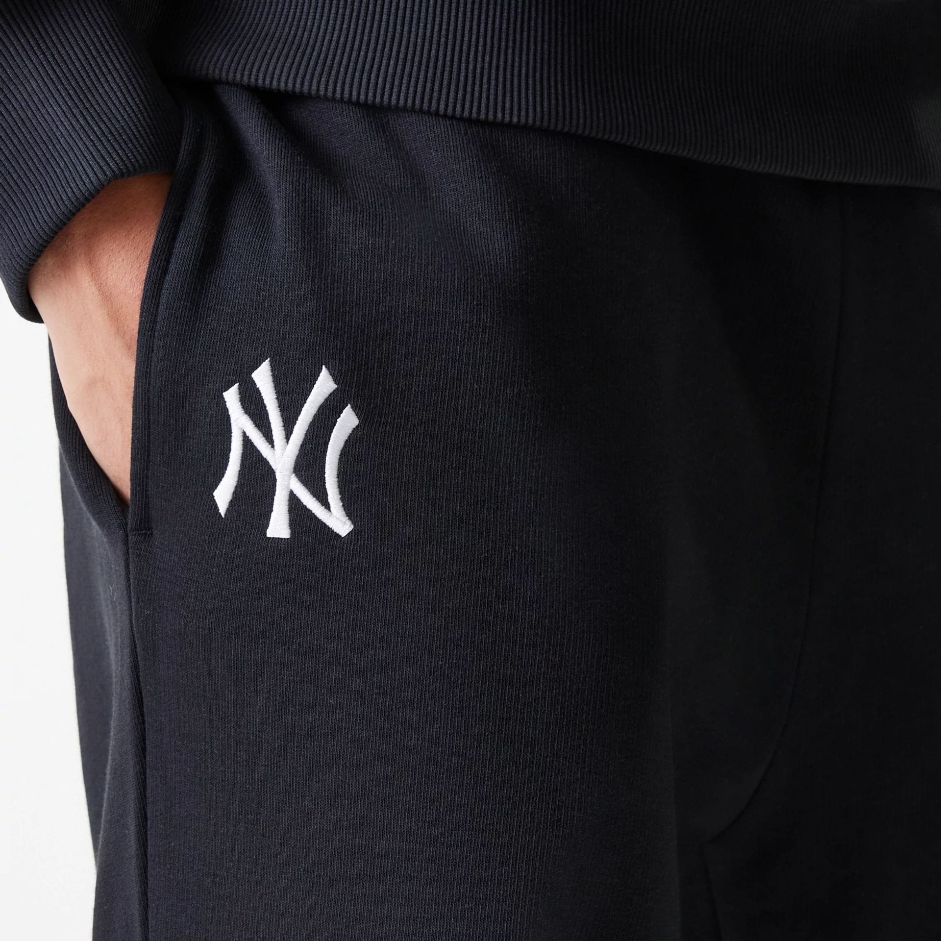 New York Yankees MLB League Essential Midi French Terry Black Joggers - Image 4