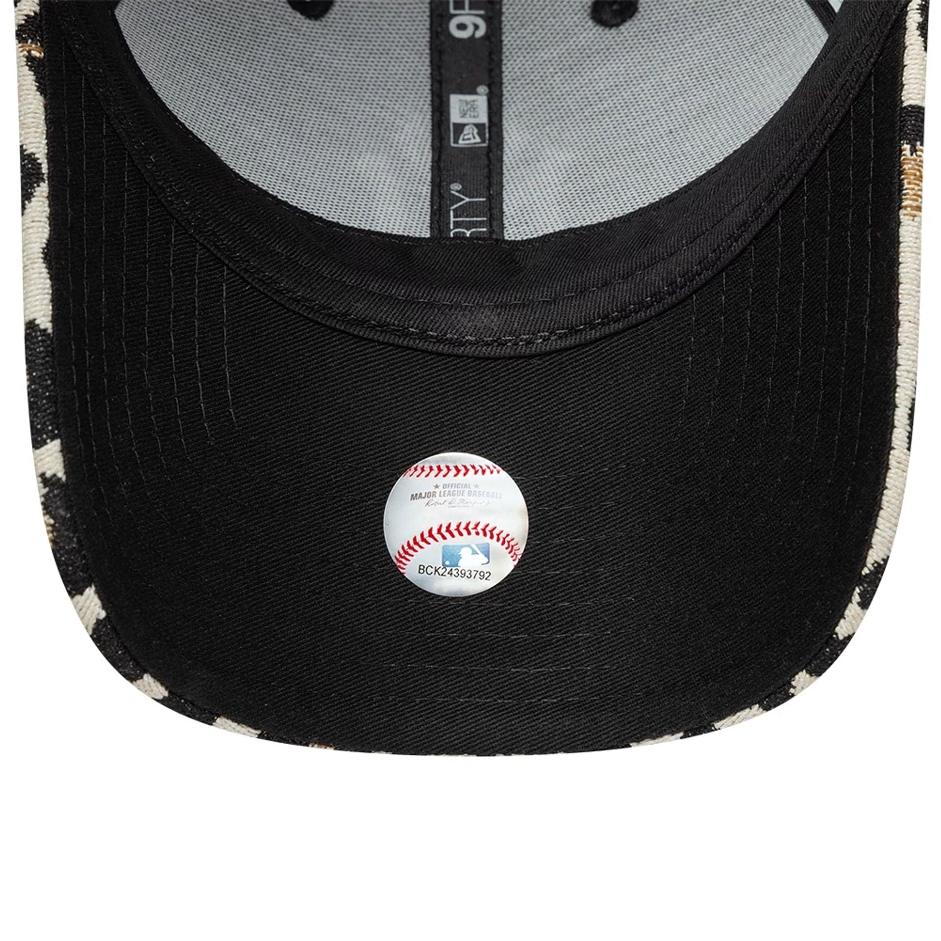New York Yankees MLB Leopard Black 9FORTY Adjustable Cap - Image 7