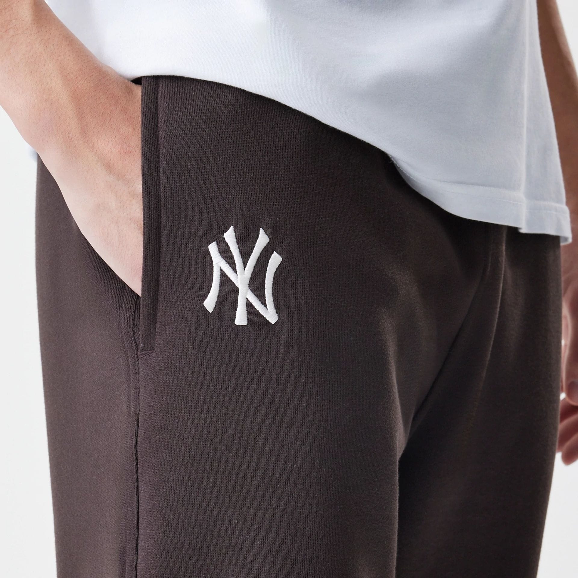 New York Yankees MLB Midi League Essential Dark Brown Joggers - Image 3