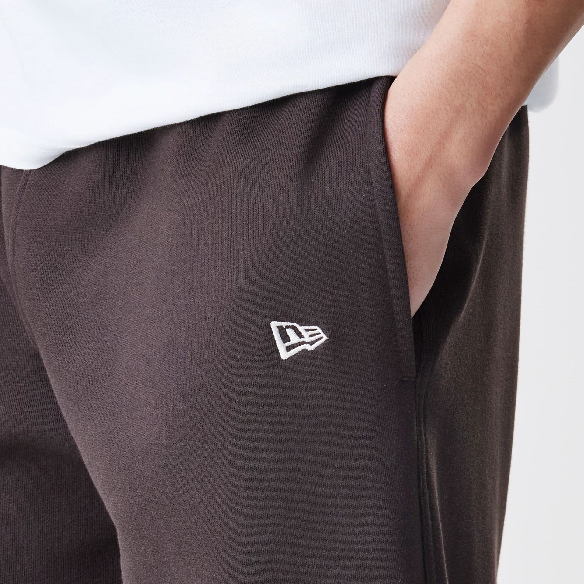 New York Yankees MLB Midi League Essential Dark Brown Joggers - Image 5