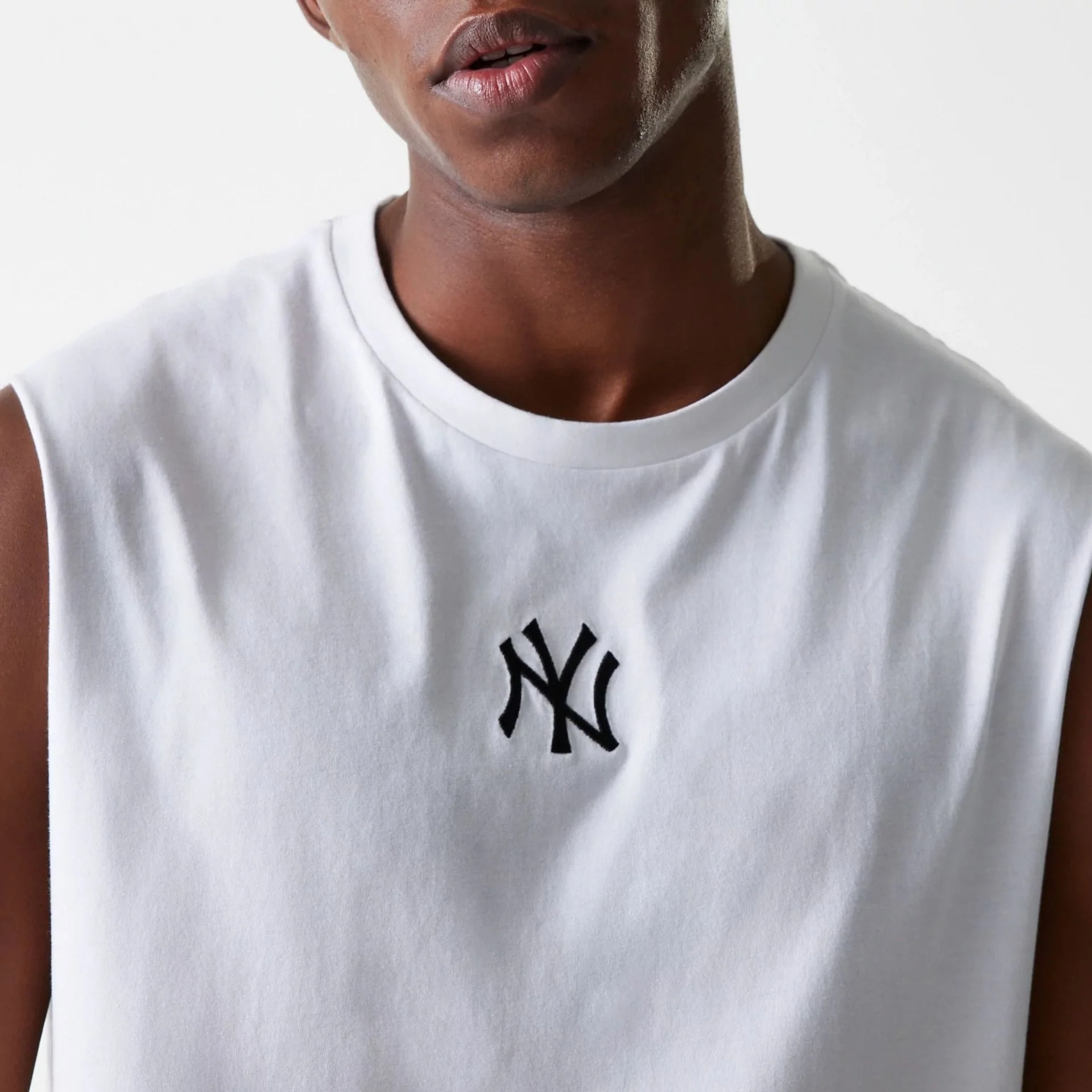 New York Yankees MLB Midi White Sleeveless T-Shirt - Image 4