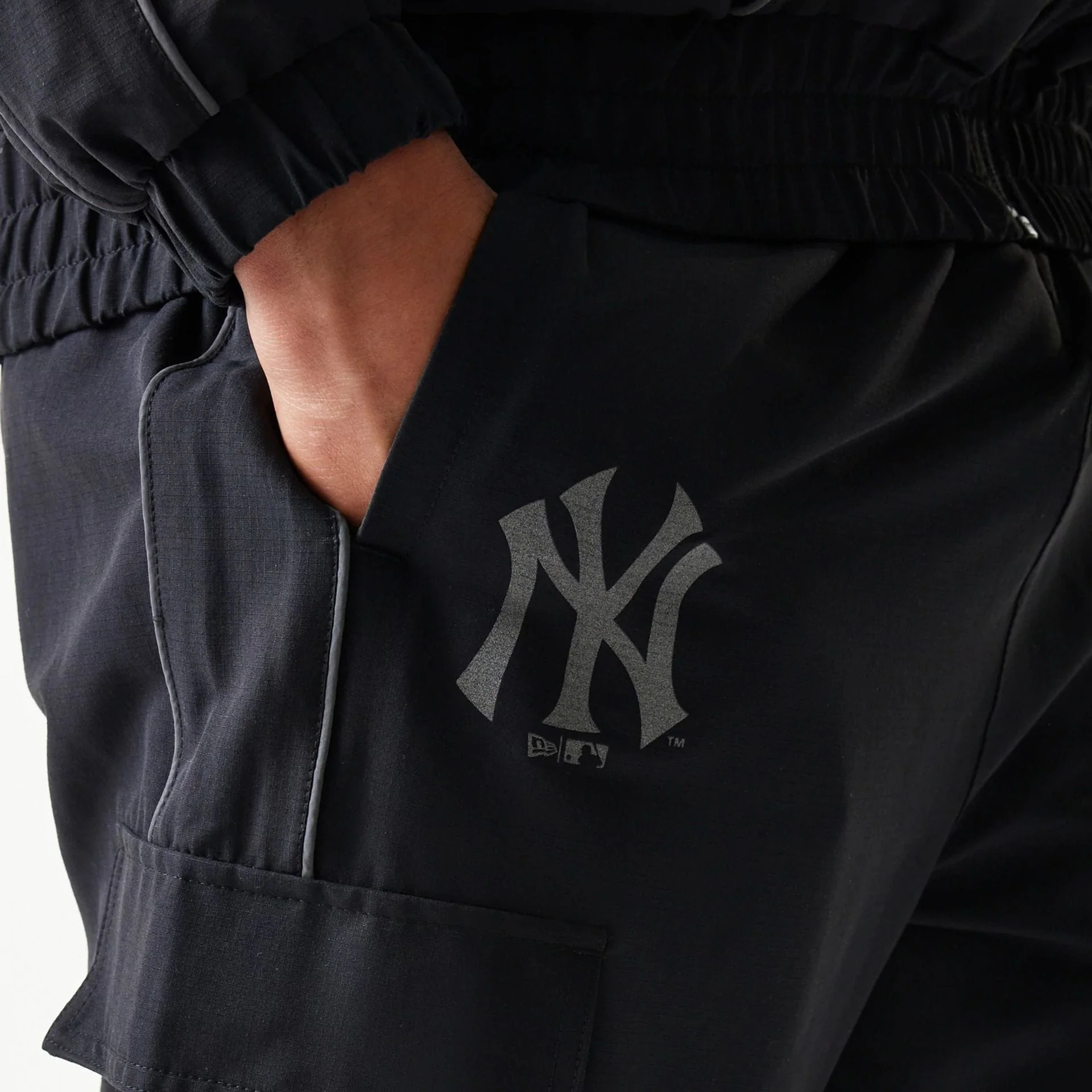New York Yankees MLB Utility Black Straight Leg Cargo Joggers - Image 4