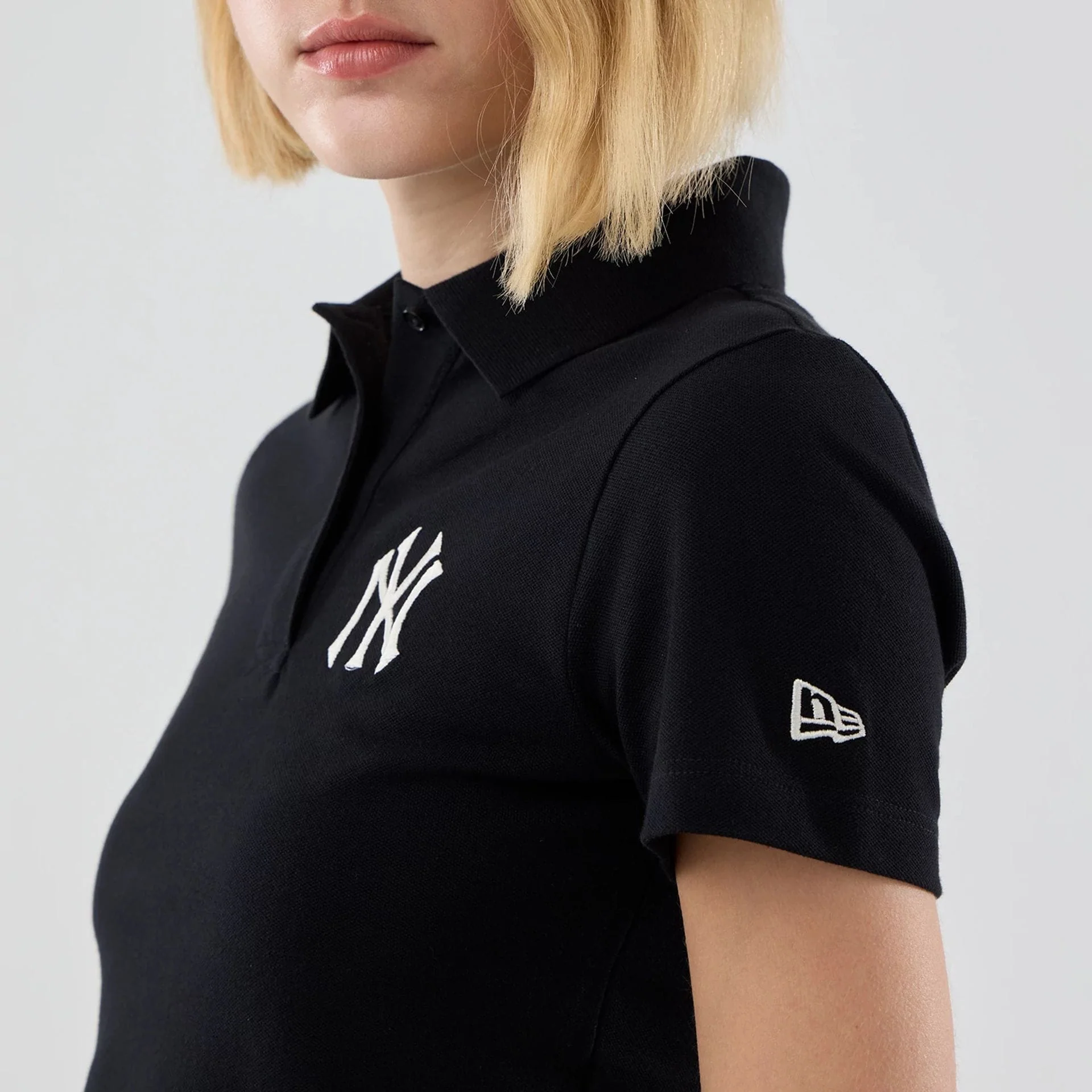 New York Yankees Womens MLB Black Cropped Slim Polo T-shirt - Image 5