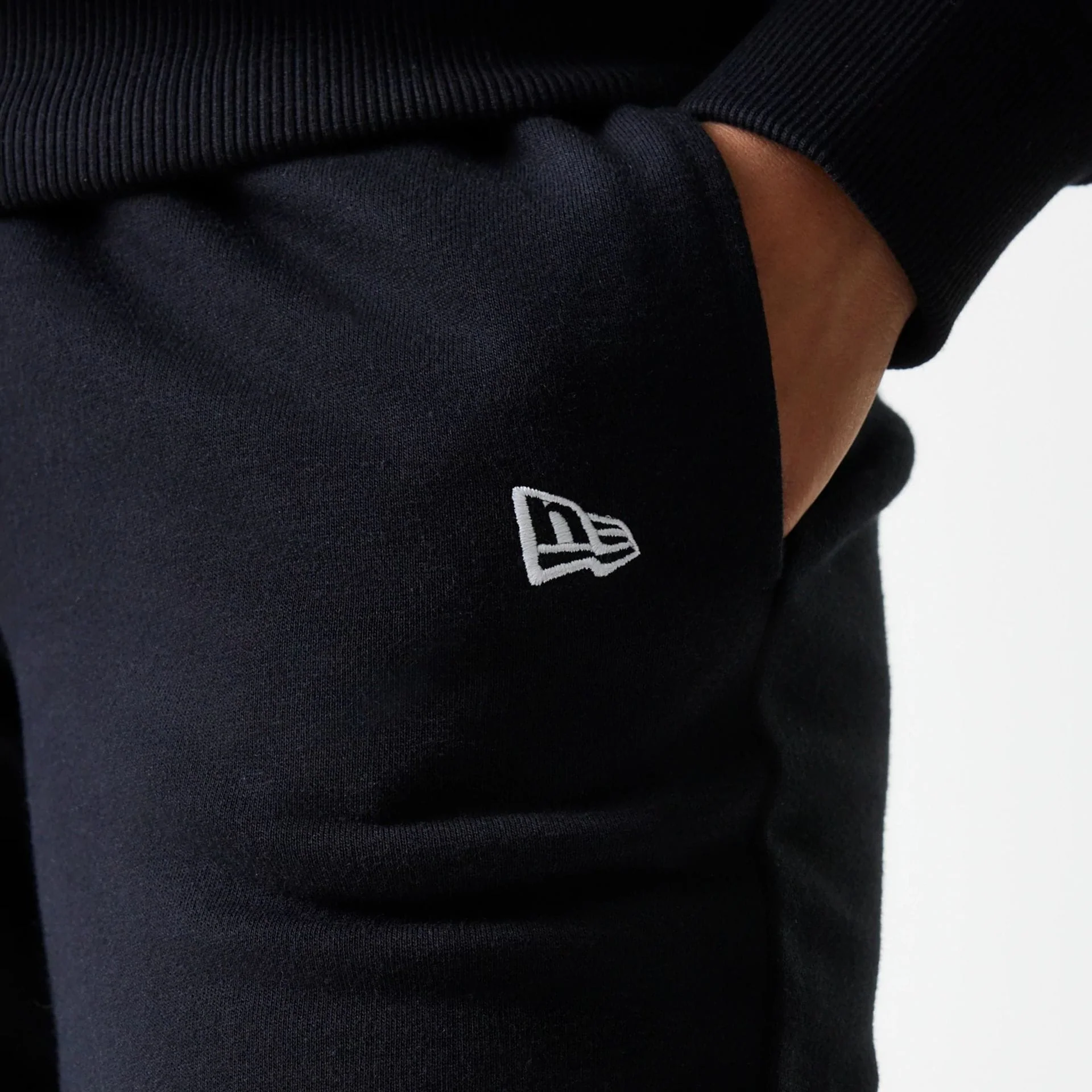 New York Yankees Womens MLB Midi League Essential Black Joggers - Image 4